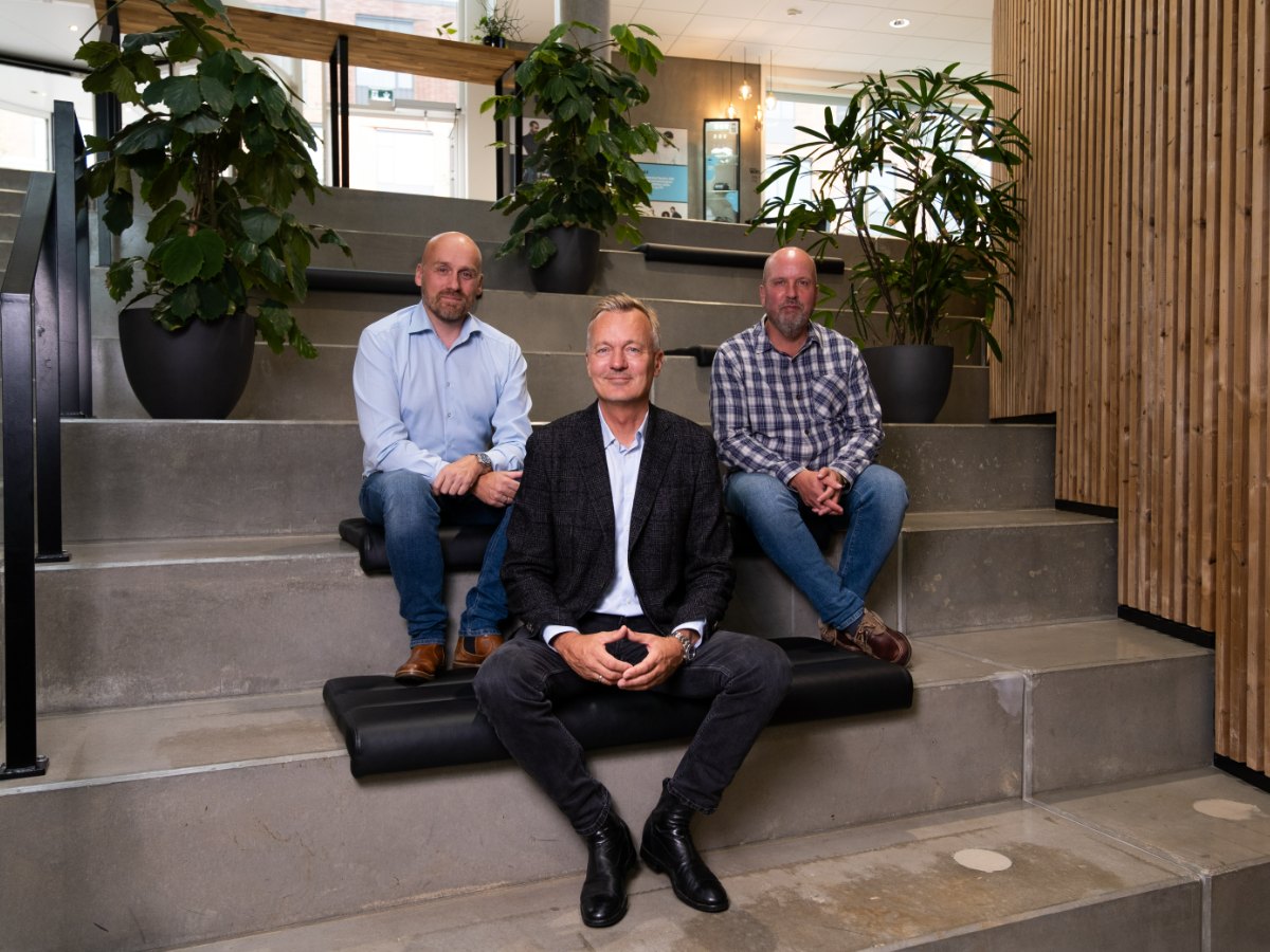 PLANNORS’ ledelse siddende på trappen i AI Innovation House